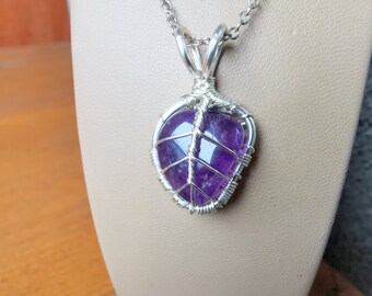 Leaf pendant with an amethyst gemstone