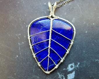 Leaf pendant with a lapis lazuli gemstone