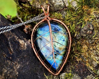 Leaf pendant with a labradorite gemstone