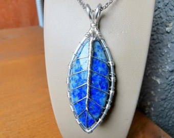 Leaf pendant with a lapis lazuli gemstone