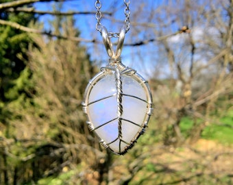 Leaf pendant with a moonstone gemstone