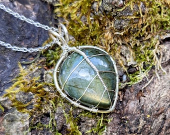 Leaf pendant with a labradorite gemstone