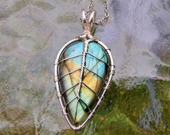 Leaf pendant with a labradorite gemstone