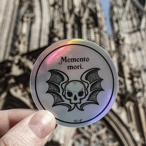 Adesivo in vinile olografico - Memento mori / teschio, ali di pipistrello, cimitero, gotico, arte oscura, argento