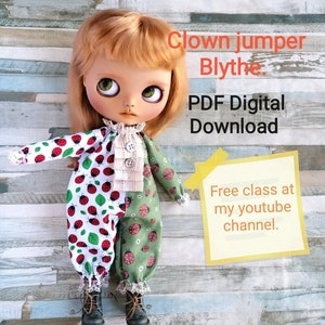 Puede incluir: Un patrón de descarga digital para un jersey de payaso para una muñeca Blythe. El patrón presenta un fondo blanco con mariquitas rojas y hojas verdes. La muñeca lleva el jersey terminado. El texto "Clown jumper Blythe PDF Digital Download" está en la esquina superior derecha de la imagen. El texto "Free class at my youtube channel." está en un cuadro amarillo en la esquina inferior derecha de la imagen.