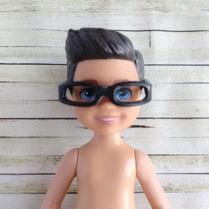 Sun glasses for doll: Barbie, Chelsea, Monster High, Susie Sad, Penny Brite, Tammy, Sindy . Made in plastic, no cristal in the eyes.