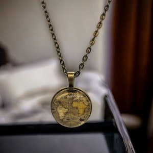 Long collier carte du monde vintage | cadeau voyageuse | mappemonde | globe-trotteuse | géographie