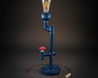 Stabile Steampunk RohrLampe im ‘Industriell Style‘ mit schwerem Eisenfuß