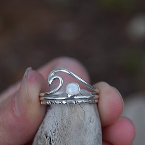 Ozean Ring, Welle Ringe, weißer Opal, gehämmert Silber, Natur inspiriert, Geschenk für sie, minimalistisch, wählen Sie Ihren Stein