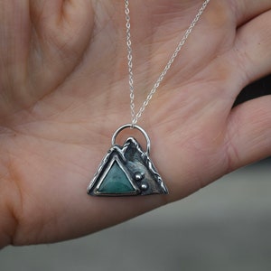 Smaragd Berg Halskette, Natur inspiriert, Sterling Silber, Geschenk für sie, Outdoorsy Schmuck, zierliche Kette, handgemacht