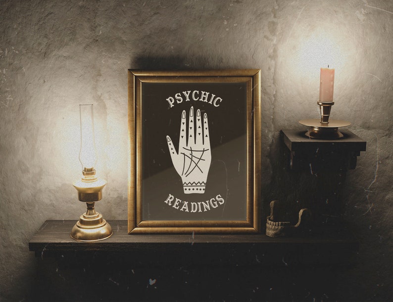 Może przedstawiać: Wydruk w ramie z czarnym tłem i białą ręką z liniami. Tekst "PSYCHIC READINGS" znajduje się nad i pod ręką.