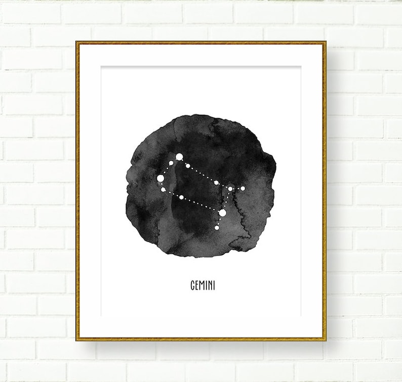 Puede incluir: Impresi&oacute;n acuarela en blanco y negro de la constelaci&oacute;n de G&eacute;minis con la palabra "GEMINI" impresa debajo.