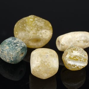 Antique monochrom glass beads