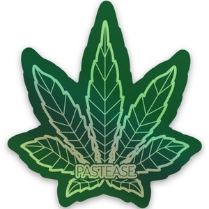 Puede incluir: Pegatina holográfica verde y amarilla de una hoja de marihuana con el texto "Pastease" en el centro.