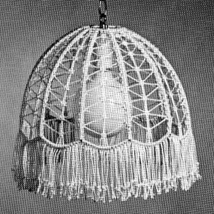 Peut inclure: Un abat-jour en crochet blanc avec une bordure en frange. L'abat-jour est en forme de dôme et présente un design délicat et complexe.