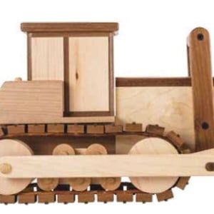 Op de afbeelding: Een houten speelgoedbulldozer in licht- en donkerbruine tinten. Het speelgoed heeft een cabine, een blad en rollende rupsbanden. Het ontwerp is eenvoudig en het speelgoed is gemaakt van natuurlijk hout.