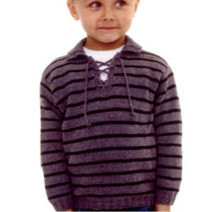 Puede incluir: Un suéter gris y negro a rayas con un escote de encaje. El suéter tiene mangas largas y un cuello.