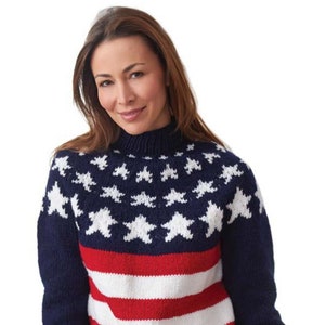 Könnte beinhalten: Ein blauer und roter Strickpullover mit einem weißen Sternenmuster auf der oberen Hälfte und roten und weißen Streifen auf der unteren Hälfte.