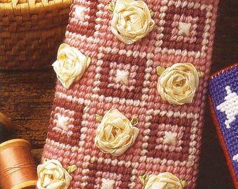 Vintage Plastic Canvas Pattern:  Contemporary Ribbon Roses Eyeglasses Case
