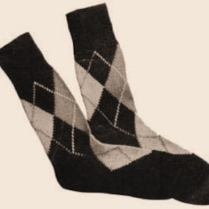 Op de afbeelding: Paar zwarte en beige Argyle-sokken met een ruitpatroon.