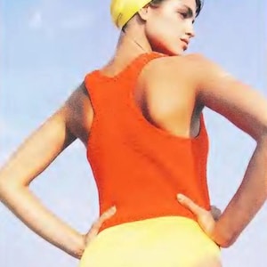 Puede incluir: Una mujer con un gorro de baño amarillo y un traje de baño rojo y amarillo. El traje de baño tiene un top estilo tanque y una parte inferior de cintura alta.