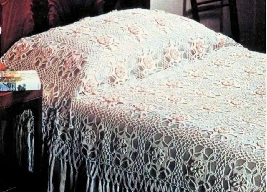 Vintage Crochet Pattern: Heirloom Rosette Bedspread (56 x
