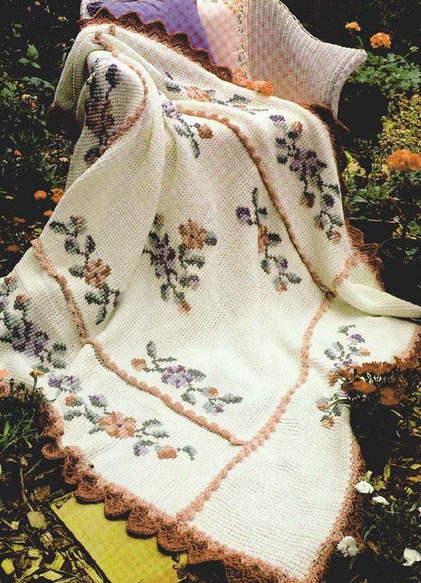 ヴィンテージ クロッシェ パターン: 家宝クロスステッチ 春の庭の花柄アフガン 53" x 64"