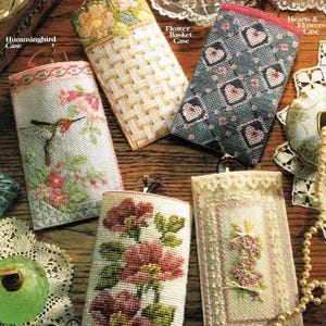 ヴィンテージ プラスチック キャンバス パターン: シャビー シックな眼鏡ケース 8 個 - ビクトリア朝の扇子ポケット、ハート、アイレット、フラワー バスケット、ハチドリ、花柄 +