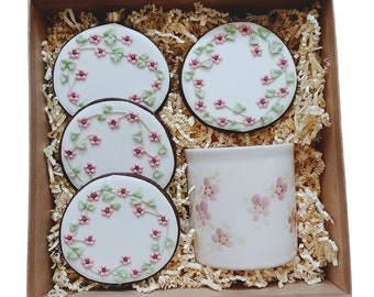 Handmade Gift. Geschenkset mit kleinen Blumen, rosa. 4 große, handgemachte Kekse, 1 handbemalte Teetasse (450 ml). Personalisierbar.