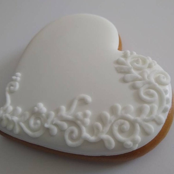 Elegante weiße Tischkarte, Platzkarte, handgemachtes Gastgeschenk aus Lebkuchen oder Butterkeks zur Hochzeit