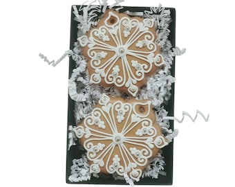 Weihnachtsgeschenk aus Lebkuchen im Geschenkkarton (11x18cm) von Festkeks - weiß, silber