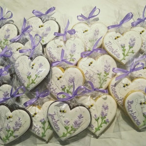 Tischkarte, handgemachtes Gastgeschenk mit Lavendelblumen und Bienchen aus Schoko- oder Vanillekeks. 10 cm