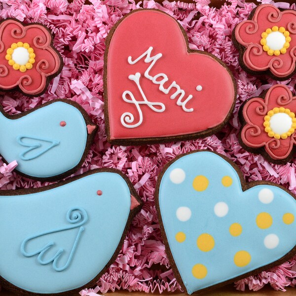 Handmade Geschenk zum Muttertag. Vögel, Herzen, Blumen Cookies im Geschenkkarton mit Grußkarte.