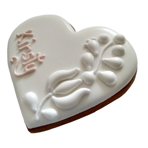 Elegante weiße Tischkarte, Platzkarte, handgemachtes Gastgeschenk aus Lebkuchen oder Butterkeks zur Hochzeit