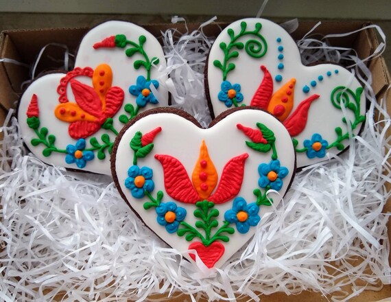 3 oder 6 Stück  bunte Herzchen (10x11cm) im Geschenkkarton, Vanille- oder Schokokeks & Geschenkkarte