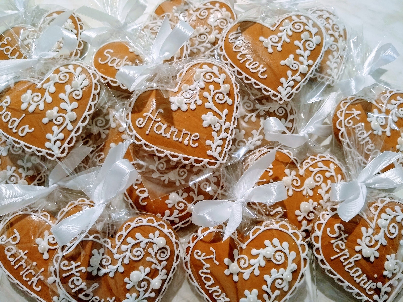 Essbare Tischkarte, Platzkarte, handgemachtes Gastgeschenk aus Lebkuchen zur Hochzeit. Hochzeitsherz