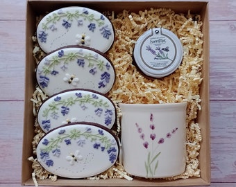 Handmade Gift. Großes Lavendel-Geschenk-Set: 4 Kekse mit Lavendel, 1 handbemalte Teetasse, 1 Glas Lavendel-Honig. Personalisierbar.