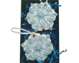 Weihnachtsgeschenk aus Lebkuchen im Geschenkkarton (11x18cm) von Festkeks - 2x Anhänger mit Schneeflocken-Motiv, blau