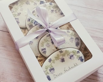 Handmade Lavendel-Geschenkset aus Schoko-, Vanille- oder Vanille-Lavendelkeks (5 Cookies), personalisierbar. Geschenkkarton: 27 * 18 cm