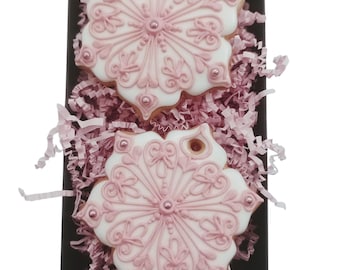 Weihnachtsgeschenk aus Lebkuchen im Geschenkkarton (11x18cm) von Festkeks - 2x Schneeflocken Anhänger, rosa