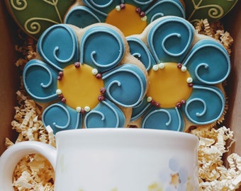 Handmade Teetasse  & Kekse. Geschenkset mit blauen Blumenkeksen (6 Kekse) und 1 handbemalter Teetasse. Geschenkkarton: 25x25x12 cm