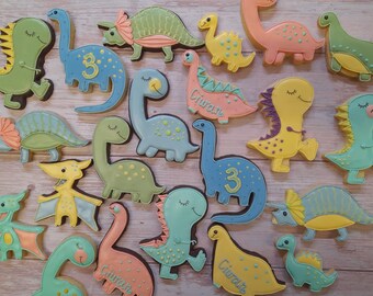 Dinosaurier Keksgeschenk-Set, 10 große Dino Kekse. Personalisierbar. Verpackung: Geschenkkarton (35 x 28 cm) mit Satinband