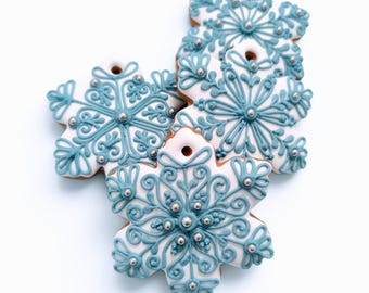 1*Weiße Schneeflocken mit blauen Verzierungen und silbernen Zuckerperlen aus Lebkuchen, Ornament. 9 cm