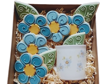 Handmade Cookies & Keramik. Geschenkset mit blauen Blumenkeksen (10 Kekse) und mit handbemalter Teetasse. Geschenkkarton: 25x25x12 cm