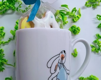 Osterhasen und Eier (3 Hasen, 3 Eier) aus Schoko- oder Vanillekeks in einer speziellen Ostertasse. Personalisierbar.