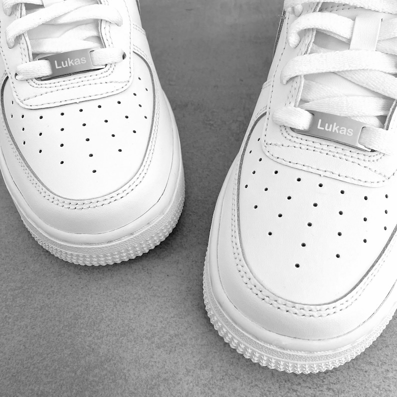 Sneaker Tags mit Gravur - individualisierte Accessoires für Schuhliebhaber