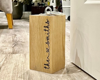 Eiche Türstopper Personalisiert mit Familiennamen | Geschenke für Zuhause | Familie Geschenke | Neues Zuhause Geschenk