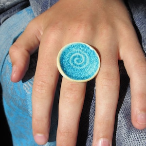 Saffierblauwe spiraalring, ring met wervelpatroon, keramische ring, gewaagde glazen ring, unieke handgemaakte ring, funky retro ring, grote statementring,