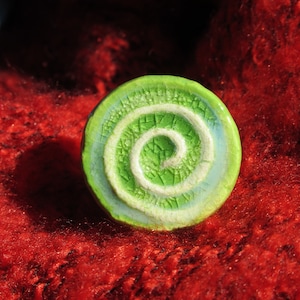 Kleine groenblauwe spiraalring, ring met wervelpatroon, keramische ring, gewaagde glazen ring, unieke handgemaakte ring, funky retro ring, verstelbare ring,