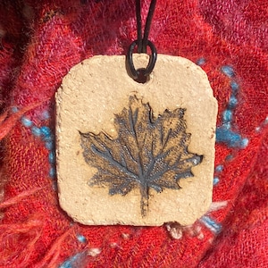 Collar difusor de aceite esencial de hoja de arce, diseño de óxido terroso, collar de cerámica, colgante de aromaterapia hecho a mano, joyería unisex, pieza única.